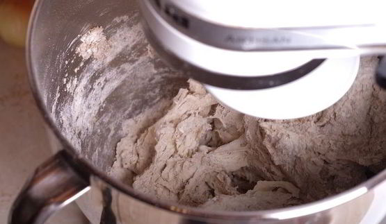 батоны на пшеничной закваске с беконом и луком