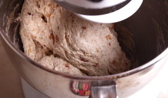 батоны на пшеничной закваске с беконом и луком