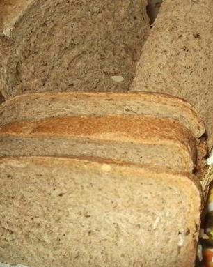 Черный хлеб с маринованным чесноком