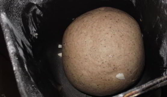 черный хлеб с маринованным чесноком