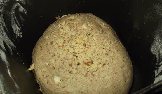 черный хлеб с маринованным чесноком