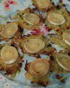 Картофельные галеты с козьим сыром и травами