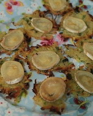 Картофельные галеты с козьим сыром и травами