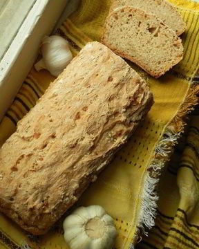 Хлеб ржано-пшеничный с томатом и чесноком