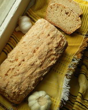 Хлеб ржано-пшеничный с томатом и чесноком
