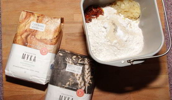 хлеб с вялеными томатами и луком