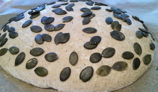 смешанный хлеб с тыквенными семечками и бальзамическим уксусом