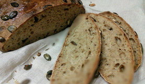 смешанный хлеб с тыквенными семечками и бальзамическим уксусом