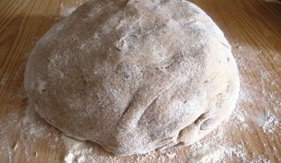 темный хлеб на пиве с тмином и черносливом