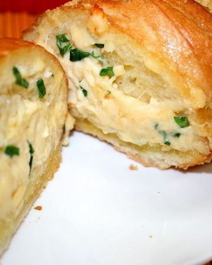 Рецепт запеченного батона с сыром и чесноком
