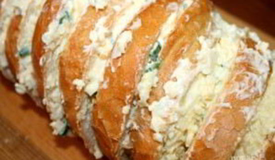 запеченный батон с сыром и чесноком