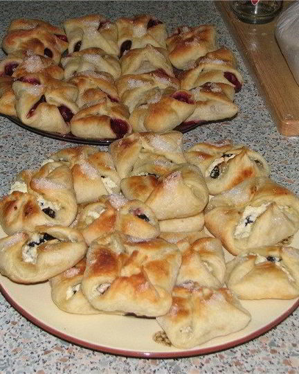 Рецепт конвертиков с черной смородиной, бананом и маскарпоне