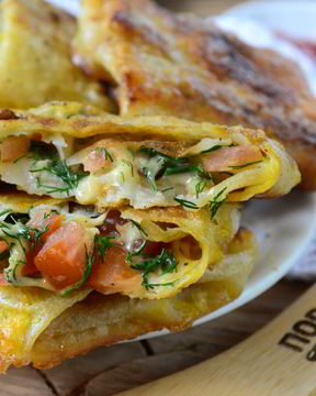 Конвертики из лаваша с сыром и помидорами