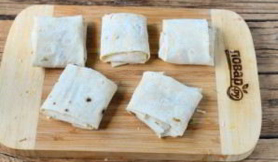 конвертики из лаваша с сыром и помидорами