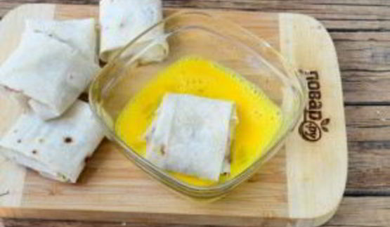 конвертики из лаваша с сыром и помидорами