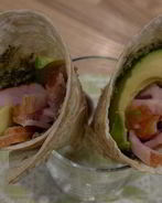 Кулечки из лаваша с копченой курицей и авокадо