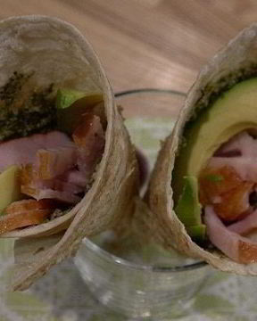 Кулечки из лаваша с копченой курицей и авокадо