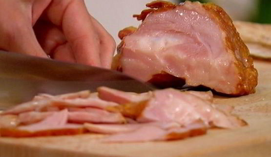 кулечки из лаваша с копченой курицей и авокадо