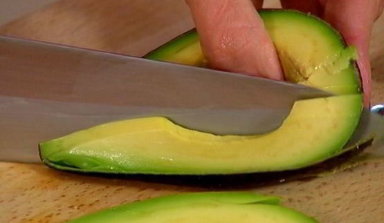 кулечки из лаваша с копченой курицей и авокадо