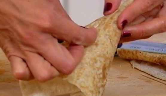 кулечки из лаваша с копченой курицей и авокадо