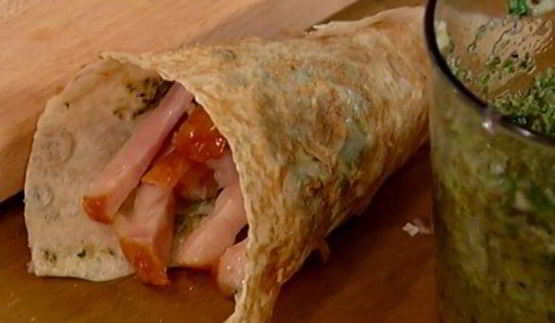 кулечки из лаваша с копченой курицей и авокадо