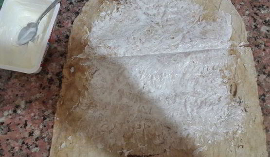 лаваш, запеченный с тунцом, помидорами и сыром