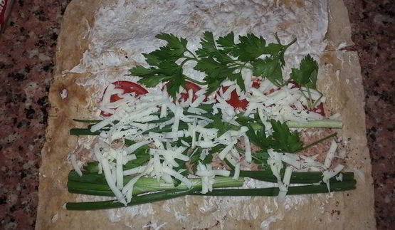 лаваш, запеченный с тунцом, помидорами и сыром