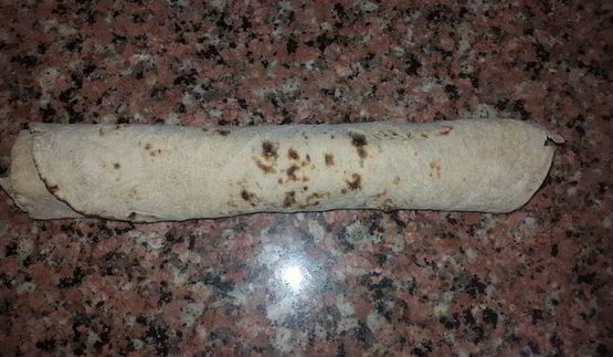 лаваш, запеченный с тунцом, помидорами и сыром