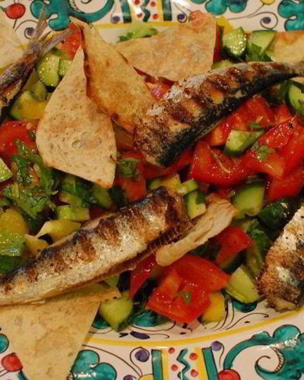 Рецепт сардинок с легким салатом и чипсами из лаваша