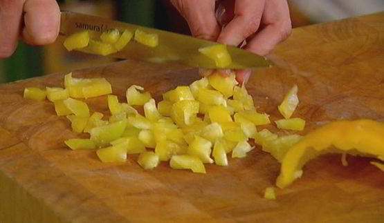 сардинки с легким салатом и чипсами из лаваша