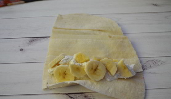 трубочки из лаваша с творогом и бананом
