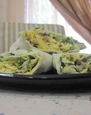 Закуска в лаваше с сыром и орехами