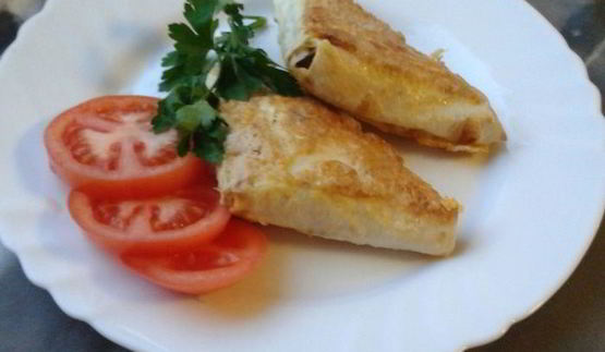 жареный лаваш с сыром и зеленью