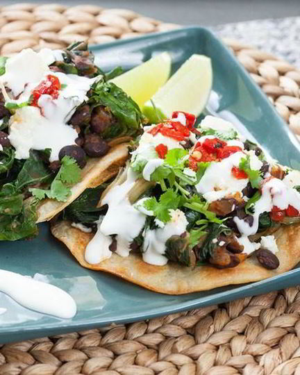 Рецепт черных бобов и мангольд жареные с лепешками