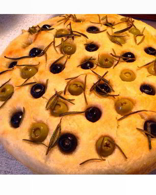 Фокачча с оливками и розмарином