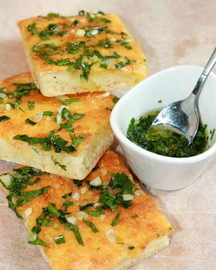 Фокачча с сыром и песто из зеленого лука