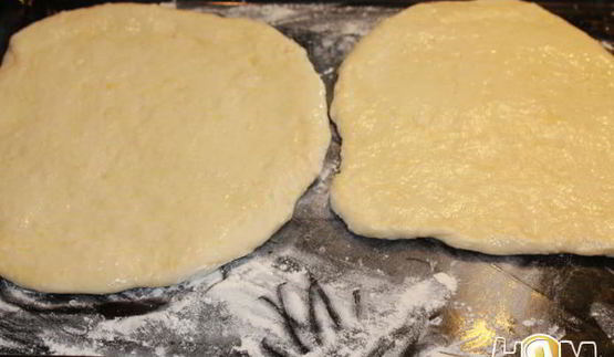 фокачча с сыром и песто из зеленого лука