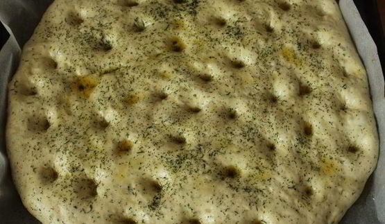 картофельная фокачча с печеным чесноком и укропом