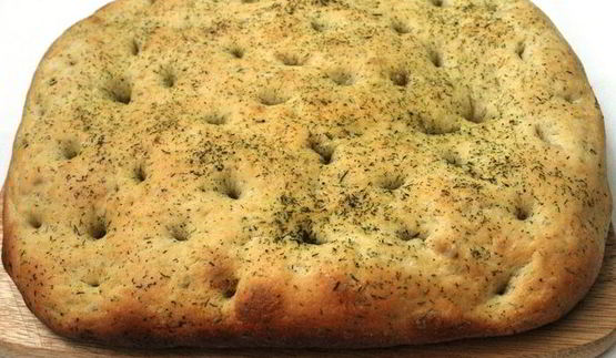 картофельная фокачча с печеным чесноком и укропом