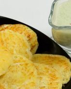 Кукурузные лепешки и йогуртовый соус