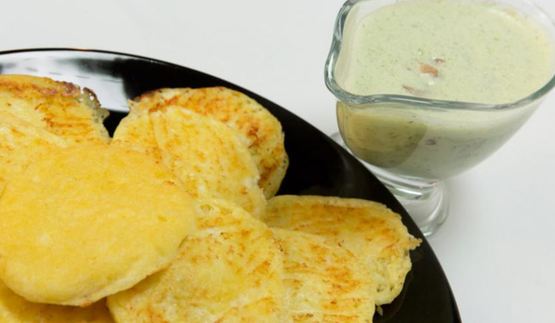 кукурузные лепешки и йогуртовый соус