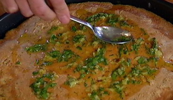 лепешка с имбирем, чили и кинзой