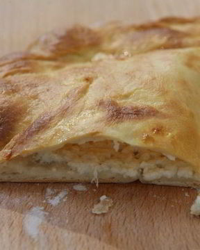 Лепешка с моцареллой, фетой и орегано