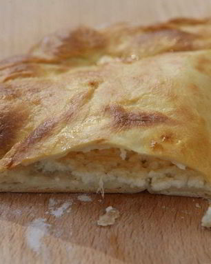 Лепешка с моцареллой, фетой и орегано