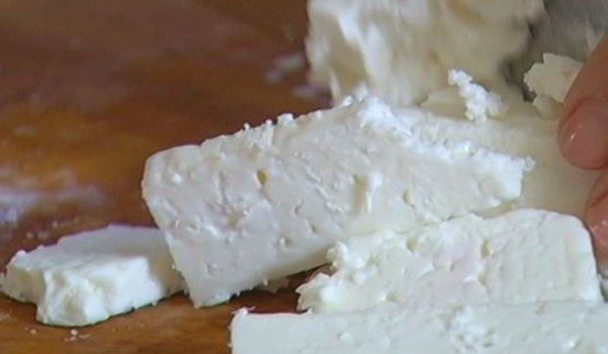 лепешка с моцареллой, фетой и орегано