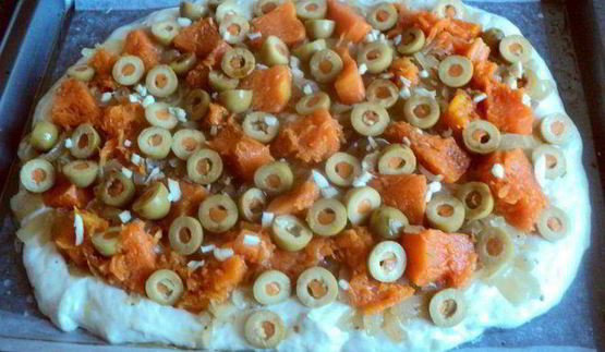 лепешка с тыквой, оливками и луком