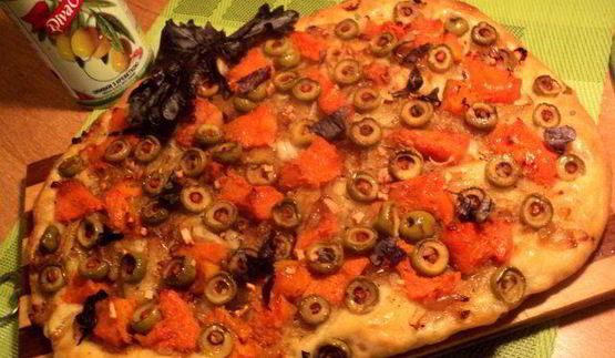 лепешка с тыквой, оливками и луком