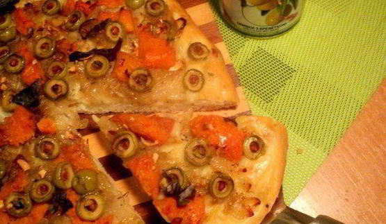 лепешка с тыквой, оливками и луком