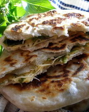 Лепешки на минеральной воде с зеленью и сыром