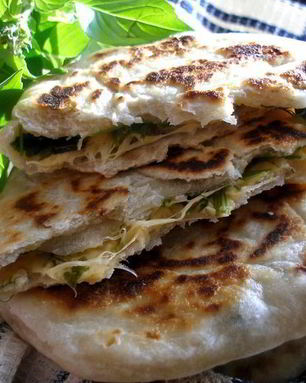 Лепешки на минеральной воде с зеленью и сыром